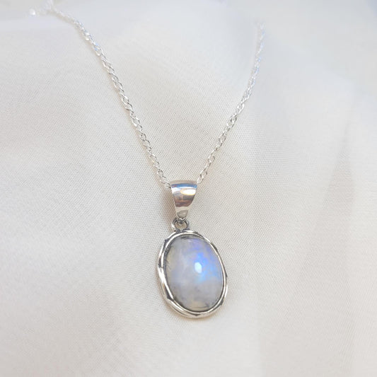 Collar en Piedra Luna oval